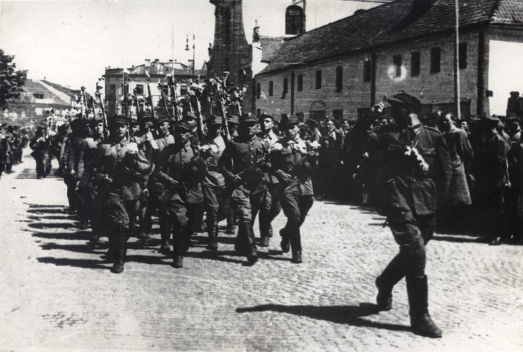 Defilada polskich żołnierzy w Lublinie w 1944 roku